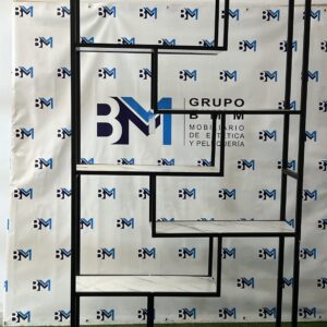 Estantería de madera y acero negro
