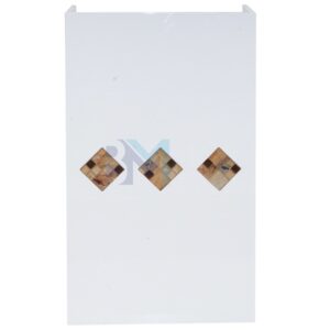 Mostrador de recepción blanco con detalles de cristal y piedras