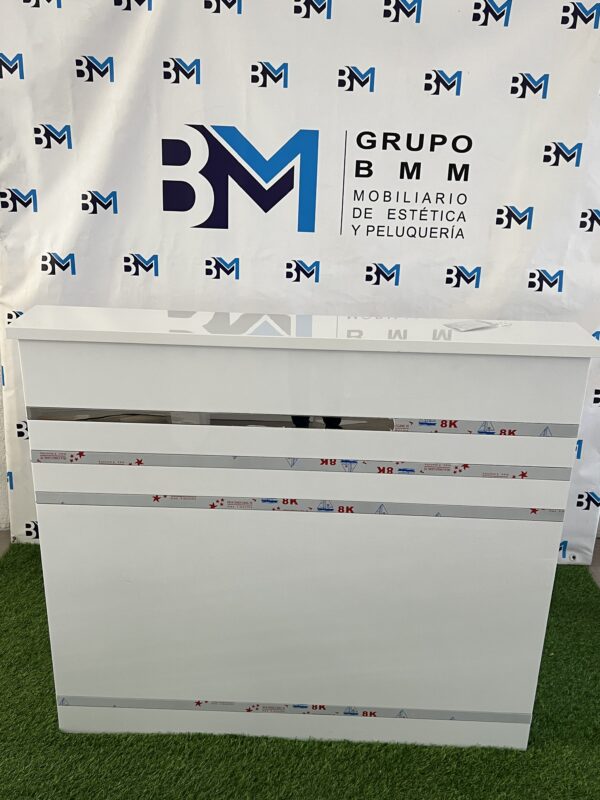 Mostrador de recepción blanco y plateado - Imagen 6