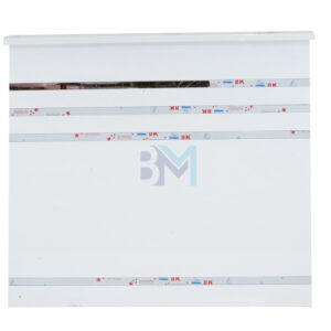 Mostrador de recepción blanco y plateado