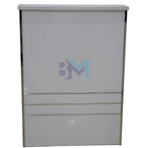 Mostrador de recepción blanco y plateado