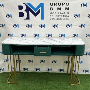 Mesa de manicura doble de terciopelo verde con base dorada y superficie tipo mármol