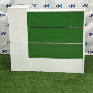 Mostrador de recepción blanco y verde