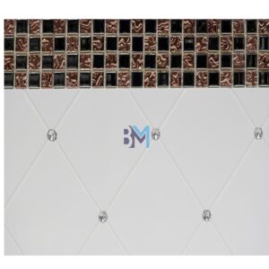 Mostrador de recepción blanco con detalles de cristal y piedras