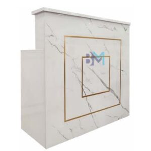 Mostrador de recepción blanco y dorado