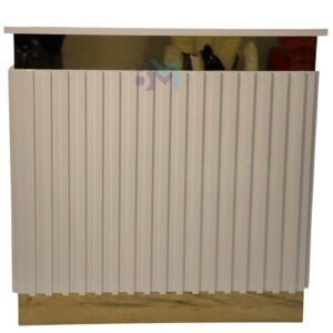 Mostrador de recepción blanco y dorado