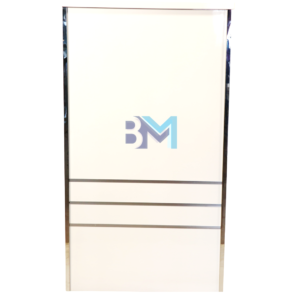 Mostrador de recepción blanco y plateado