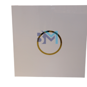 Mostrador de recepción blanco y oro